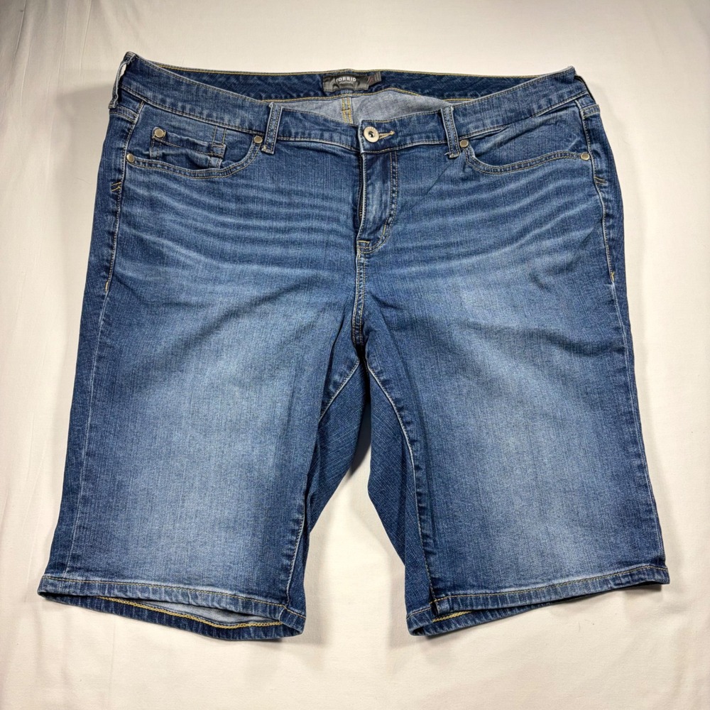 Torrid Womens Blue Denim Bermuda Shorts Size 20 Medium Wash Stretch Jorts